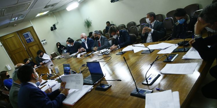 Comisión de Constitución despacha  texto sobre inexpropiabilidad de fondos de pensiones