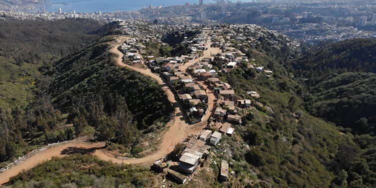 Alcaldía Ciudadana realiza Encuentro por la Vivienda en medio de histórica regularización de cuatro campamentos de la comuna