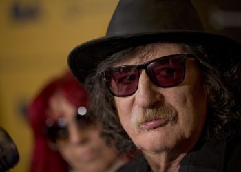 Charly García envía saludos a Santiago Wanderers por su aniversario 130 intentando hacer la «W» con sus dedos