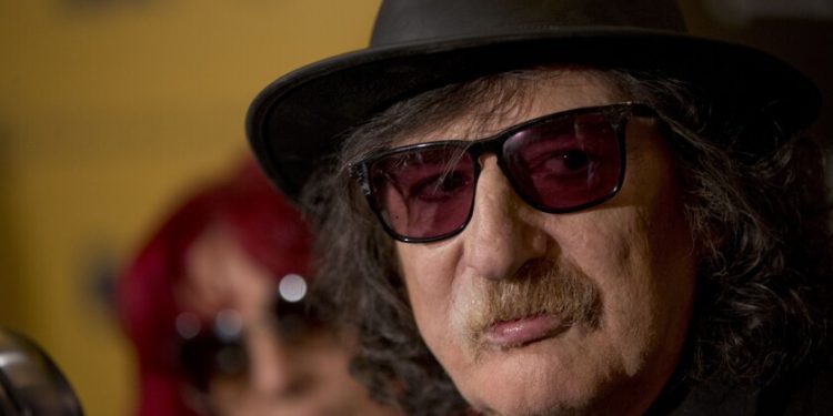 Charly García envía saludos a Santiago Wanderers por su aniversario 130 intentando hacer la «W» con sus dedos