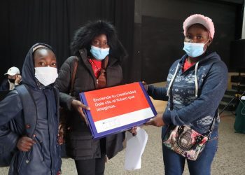 435 estudiantes de colegios municipales de Quilpué fueron beneficiados con entrega gratuita de computadores