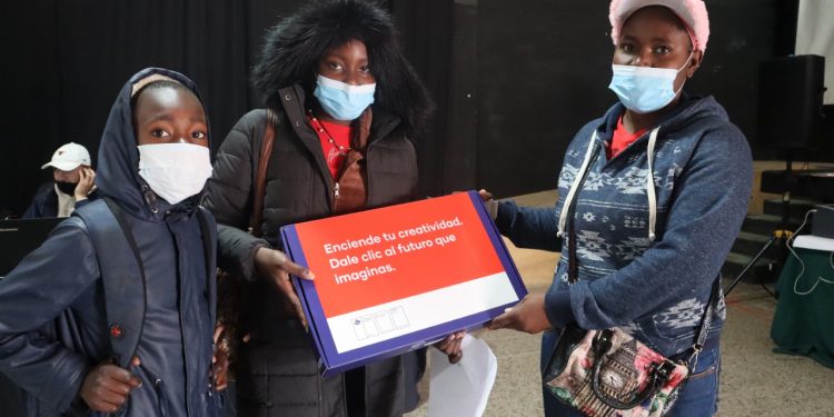 435 estudiantes de colegios municipales de Quilpué fueron beneficiados con entrega gratuita de computadores