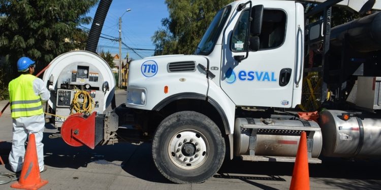 Esval limpiará preventivamente 58 kilómetros de colectores este año en la provincia de Marga Marga