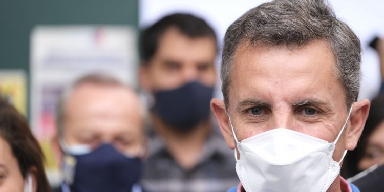 Arden las redes sociales: diputado republicano Gonzalo de la Carrera subió un tuit mofándose del «puerta a puerta» del Apruebo
