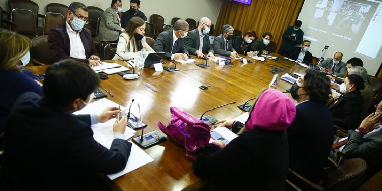 Despachan a la Sala proyecto que rebaja a 4/7 el quórum para reformar la Constitución