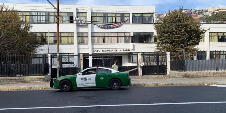 Estudiantes publican fotos con armas en Liceo Eduardo de la Barra