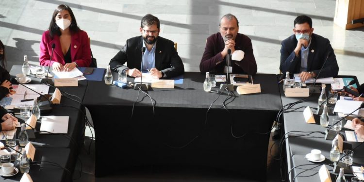 Gobernador Rodrigo Mundaca participa en el segundo Foro para la Descentralización junto al Presidente Gabriel Boric