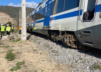 Equipos técnicos de EFE trabajan en el sector de El Salto por desrielo de uno de los trenes de Metro Valparaíso
