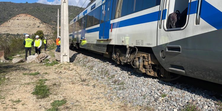 Equipos técnicos de EFE trabajan en el sector de El Salto por desrielo de uno de los trenes de Metro Valparaíso