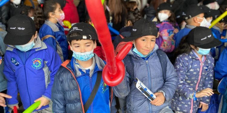 Un centenar de niños y niñas viaja en tren especial hacia la magia del cine
