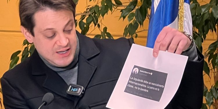 Diputado Gaspar Rivas lamenta negativa del Gobierno de querellarse contra quienes injuriaron la bandera chilena en acto electoral en Valparaíso