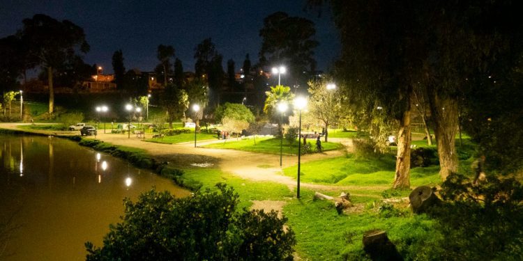 Viña del Mar: municipio refuerza seguridad de Tranque Forestal con nueva iluminación en el parque