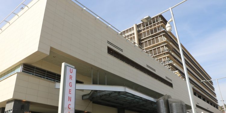 Denuncian que adulto mayor murió tras caer de camilla en la UCI del Hospital Gustavo Fricke