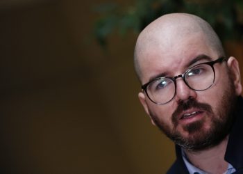 Oposición pide salida del ministro Jackson tras dictamen de Contraloría