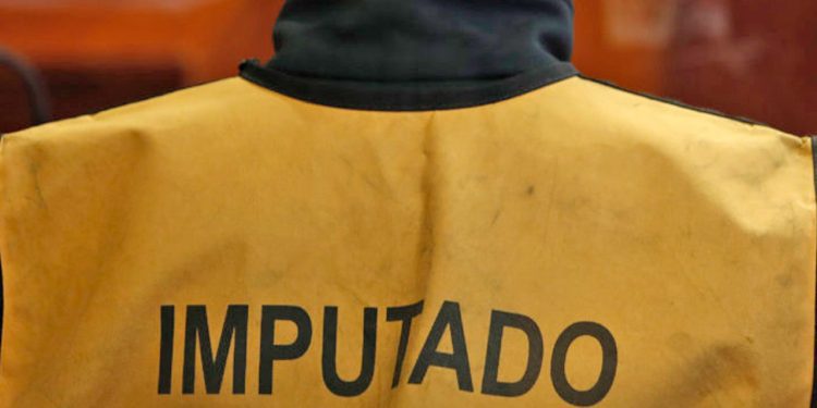 Exmarino es condenado a veinte años de presidio efectivo por cometer abuso sexual contra su propia hija