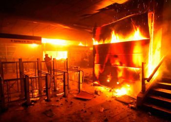 Oficiales de Carabineros exponen por investigación de incendios en estaciones de Metro