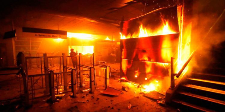 Oficiales de Carabineros exponen por investigación de incendios en estaciones de Metro