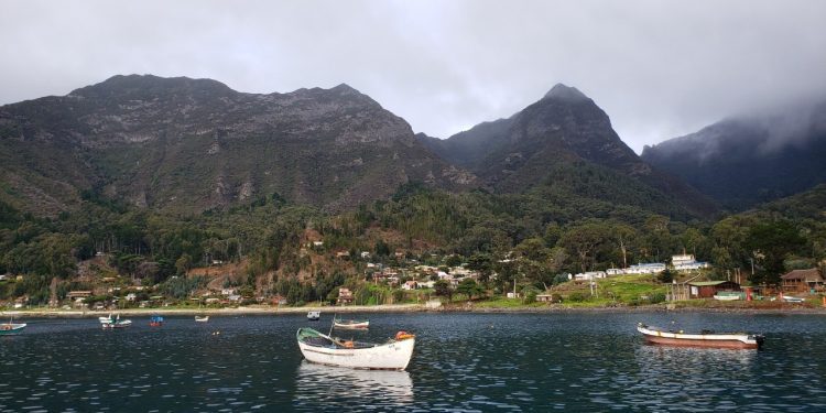 Delegada presidencial se reúne con alcalde de Juan Fernández para coordinar una futura apertura del archipiélago de forma segura
