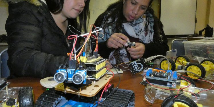 Mediante la robótica estudiantes UPLA buscan mejores resultados en pruebas de matemática