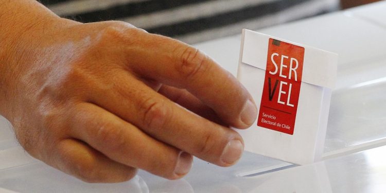 Cadem: a dos semanas del plebiscito, 37 % votaría Apruebo y 46 % Rechazo, mientras que 17 % no sabe