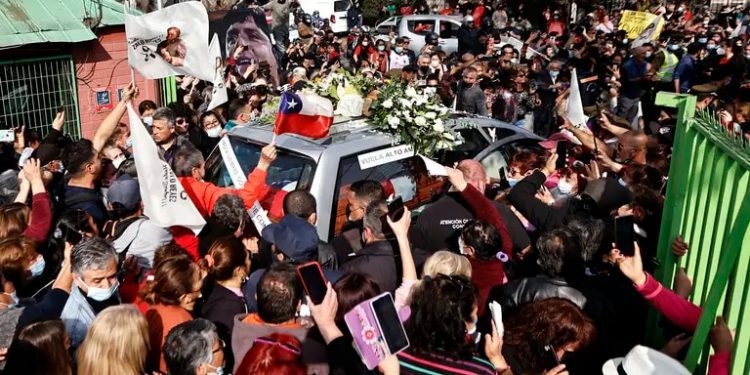 Zalo Reyes es despedido por miles de personas que lo recordaron por su sencillez y talento