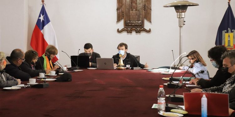 El diagnóstico del alcalde y de concejales porteños: recorridos insuficientes, microbuses repletos y condiciones precarias de los choferes