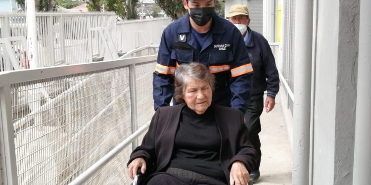 Defensa Civil de Chile entrega recomendaciones para las personas que lleguen a los locales de votación