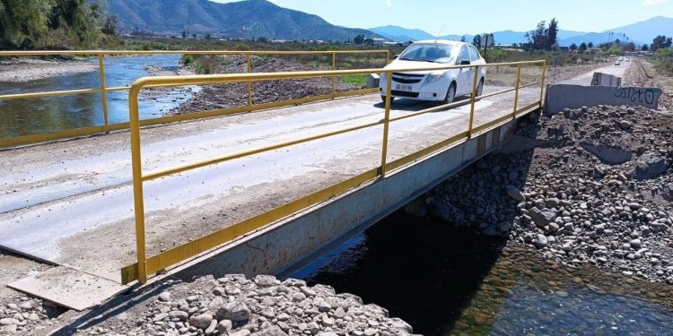 Alcalde de La Calera afirma que puente mecano que cruza el río Aconcagua descongestionó la comuna, y criticó al MOP: «Estamos haciéndole la pega»