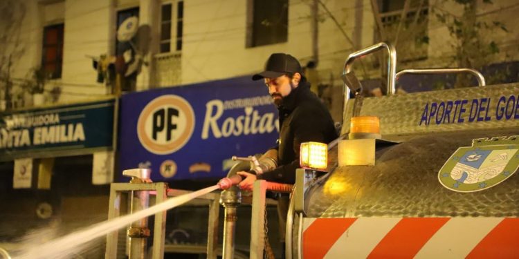 Retiran 50 toneladas de desechos tras operativo de limpieza del Mercado Cardonal en Valparaíso
