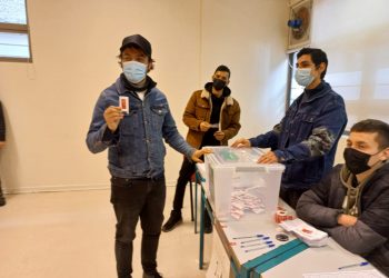 Autoridades comienzan a concurrir a las mesas de la región para votar en este Plebiscito constitucional