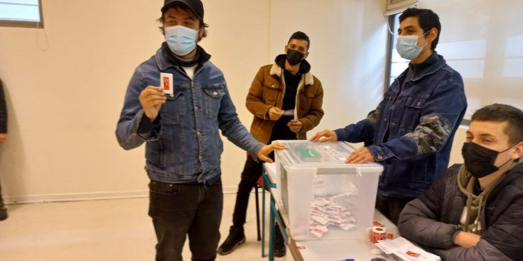 Autoridades comienzan a concurrir a las mesas de la región para votar en este Plebiscito constitucional