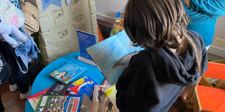 Mejor Niñez Valparaíso: Programa Familias de Acogida Especializada inaugura Punto Lector en sus dependencias