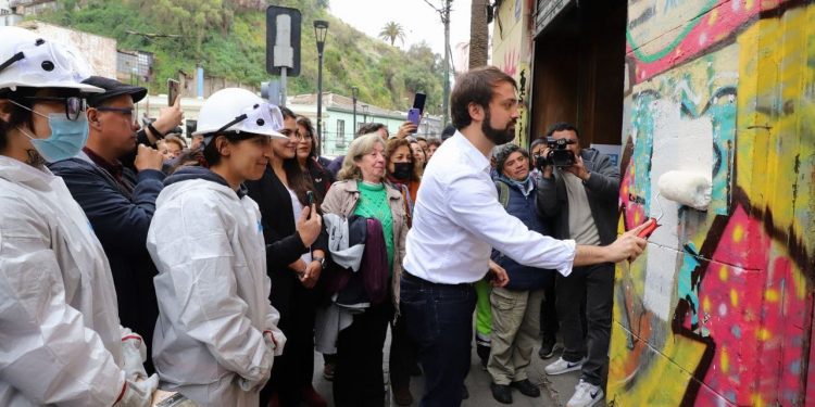 «Primer brochazo» marcó el inicio de proyecto inédito de pintura de fachadas en Valparaíso
