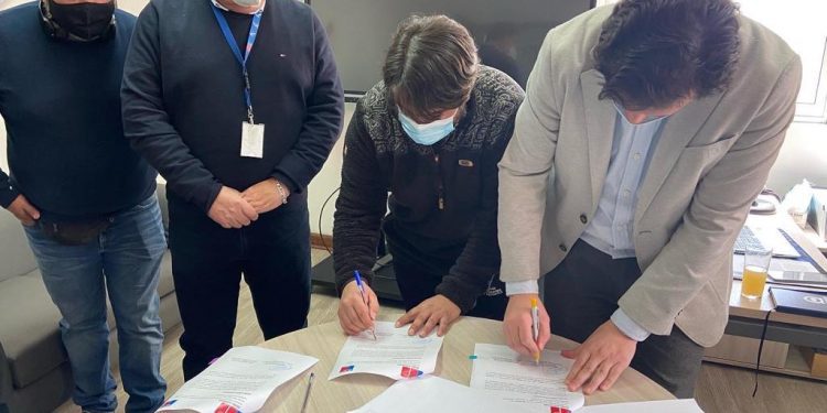 Firma de convenio entre SLEP e IND potenciará el deporte en los establecimientos públicos de Valparaíso