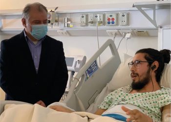 Autoridades junto a pacientes del Hospital Gustavo Fricke destacan la entrada en vigencia de «Copago Cero»