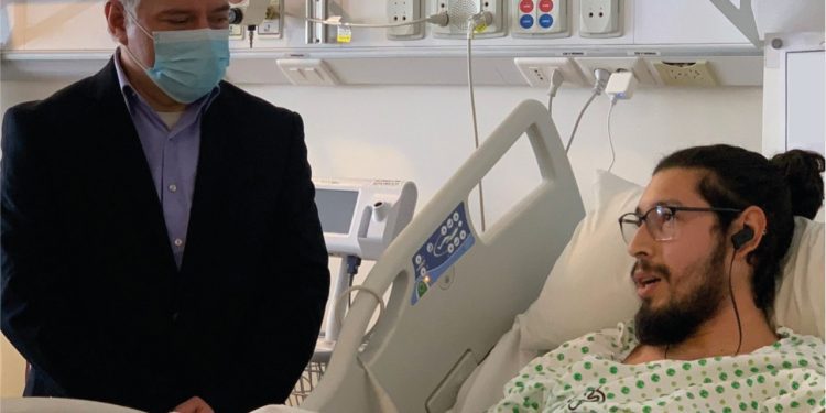 Autoridades junto a pacientes del Hospital Gustavo Fricke destacan la entrada en vigencia de «Copago Cero»