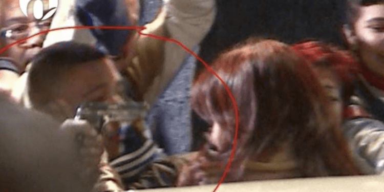 Argentina: apuntan con arma a Cristina Fernández afuera de su casa