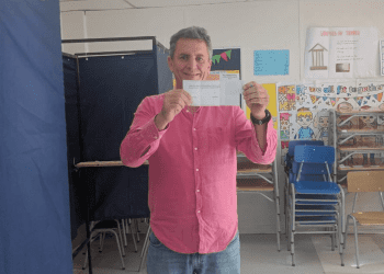 Nueva polémica del diputado Gonzalo de la Carrera: mostró su voto marcado