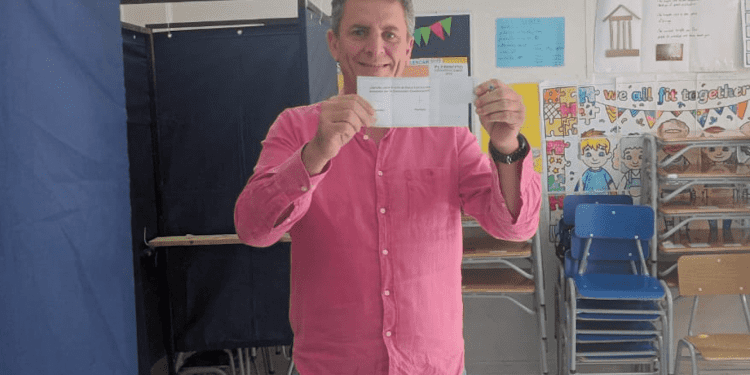 Nueva polémica del diputado Gonzalo de la Carrera: mostró su voto marcado