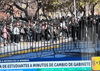 Un millar de estudiantes llega a pocas cuadras de La Moneda lanzando piedras y artefactos incendiarios a minutos del cambio de Gabinete