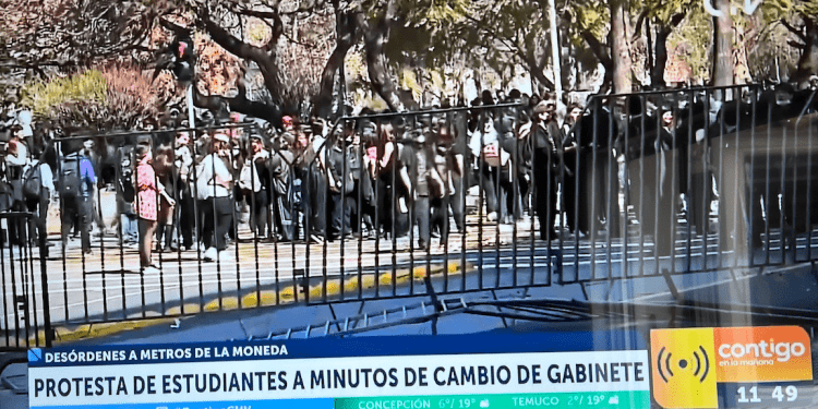 Un millar de estudiantes llega a pocas cuadras de La Moneda lanzando piedras y artefactos incendiarios a minutos del cambio de Gabinete