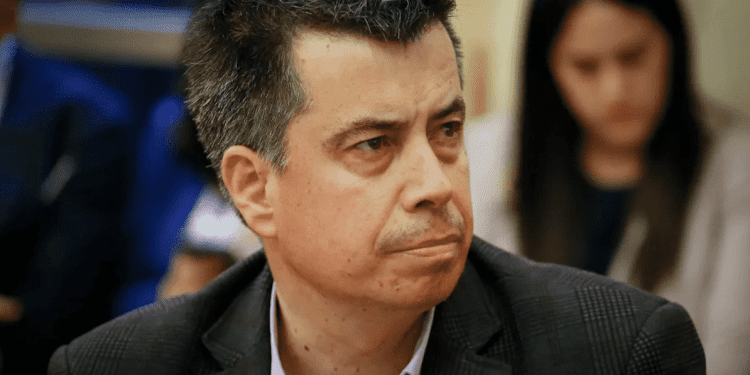 Diputado Andrés Celis conviene que renuncia del seremi de Salud «era necesaria», aunque advierte que el caso igual lo llevará a Contraloría