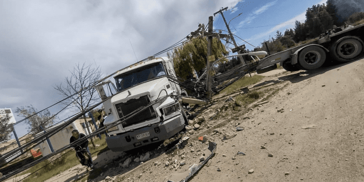 A las 16 horas se restablecerá el suministro eléctrico en Curauma luego que camión derribara varios postes en el Barrio Industrial de esa localidad