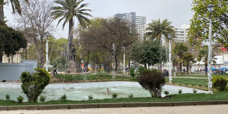 Debuta el renovado aspecto de la Plaza Vergara de Viña del Mar con la recuperación de su tradicional pileta