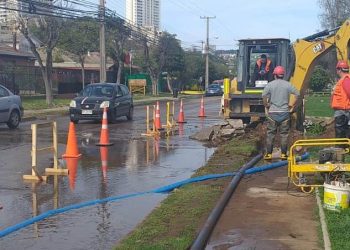 Esval trabaja en reparaciones de red  de agua potable en sectores de Concón