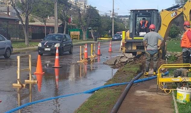 Esval trabaja en reparaciones de red de agua potable en sectores de Concón