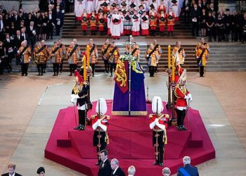Británicos y turistas acuden en masa para despedir a Isabel II en capilla ardiente de Westminster Hall