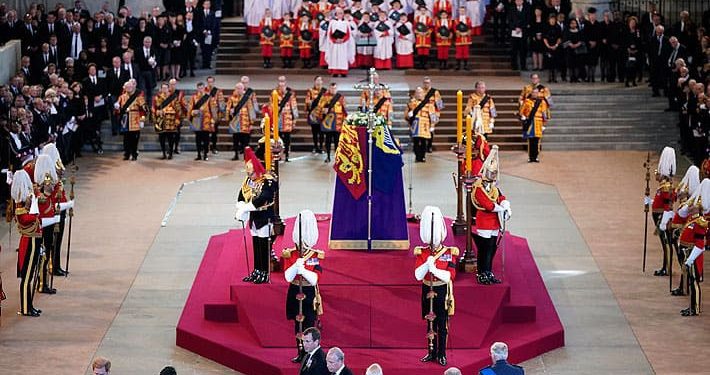Británicos y turistas acuden en masa para despedir a Isabel II en capilla ardiente de Westminster Hall
