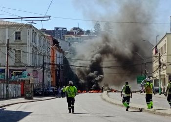 Continúan los disturbios en el sector sur de Valparaíso: sindicato de estibadores se manifiesta con barricadas