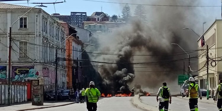 Continúan los disturbios en el sector sur de Valparaíso: sindicato de estibadores se manifiesta con barricadas
